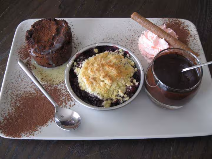 Moelleux au chocolat et crumble aux fruits rouges