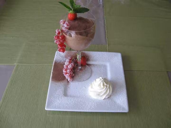 Mousse au chocolat au lait et eclats blanc