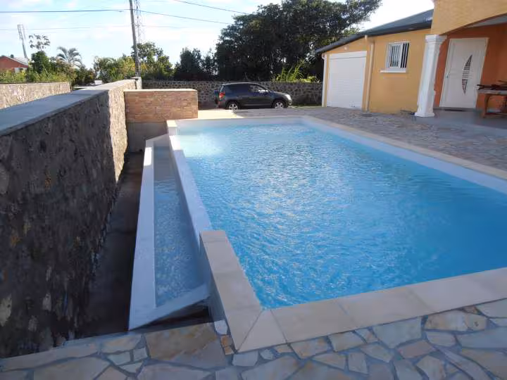Derriere la piscine