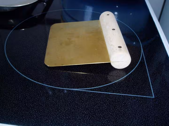 Racloir pour decouper le paton