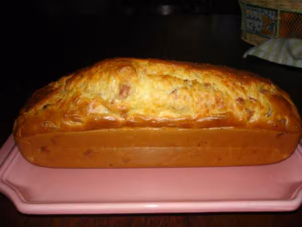Cake sale au jambon et saucisses fumees