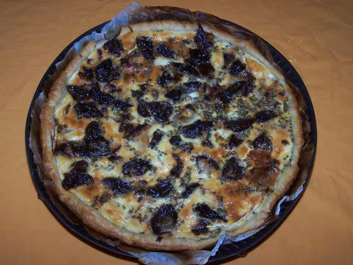 Tarte aux oignons et aux pruneaux