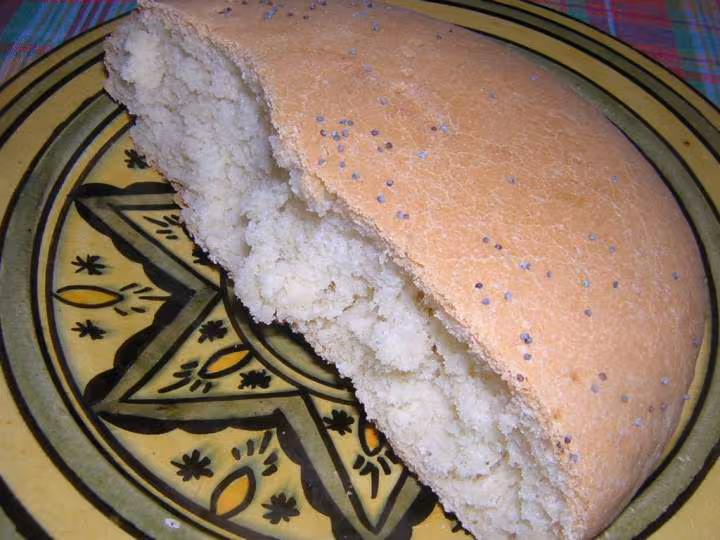 Petit pain marocain coupe en deux
