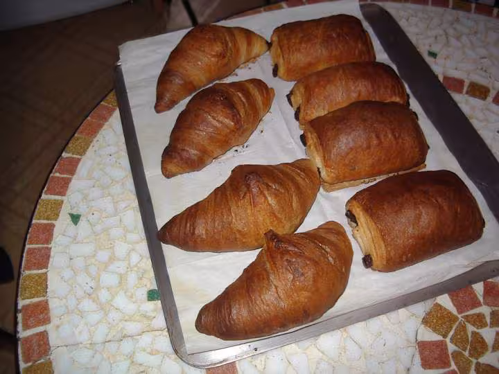 Une autre fournee de pains au chocolat et croissants