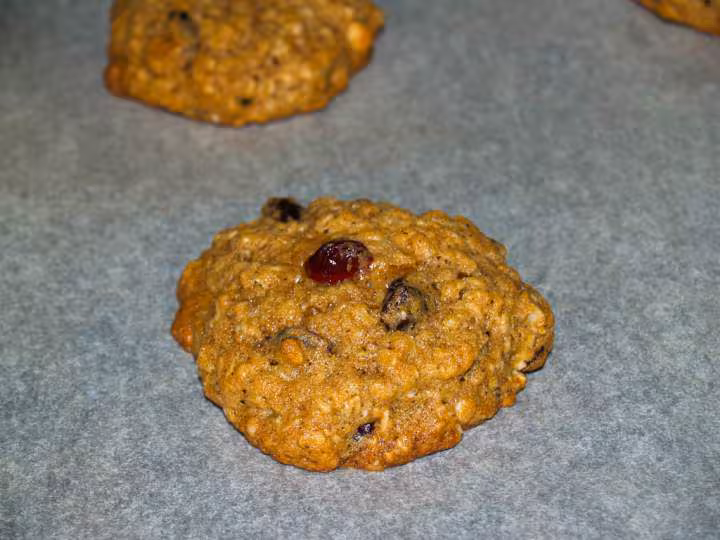 Cookies flocons d avoine cacahuetes salees raisins secs et cranberries secs