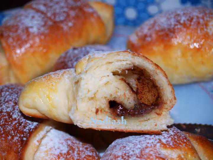 Croissants a la compote de pommes et chocolat