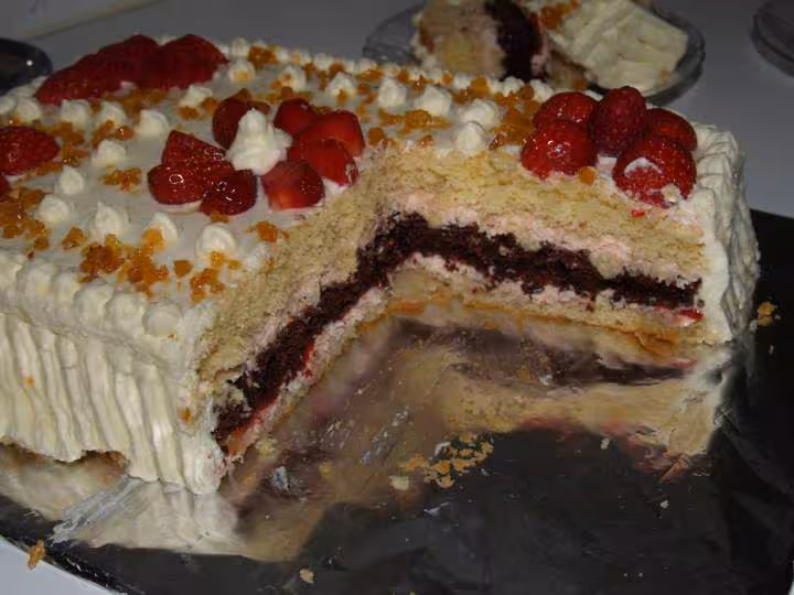 Gateau a la creme fraise et chocolat une part deja mangee