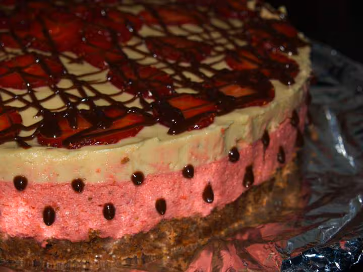 Gateau mousse fraise et mousse caramel