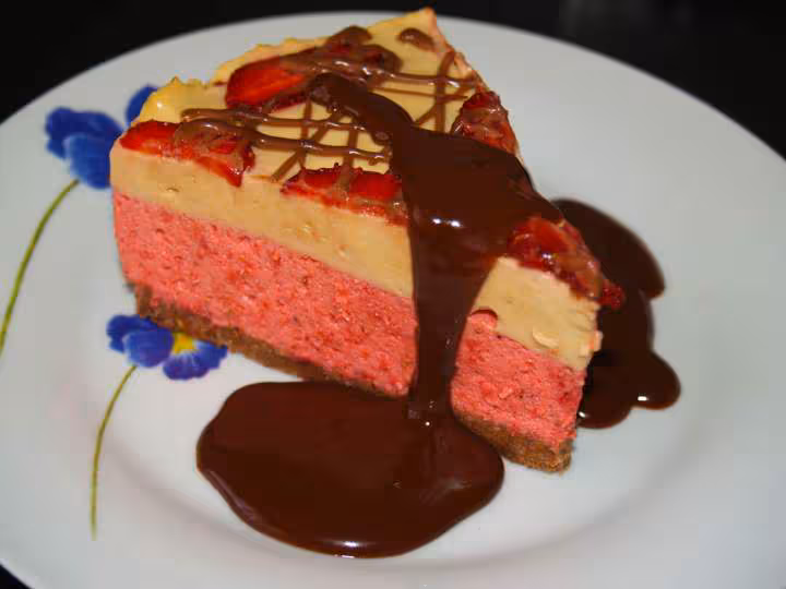 Gateau mousse fraise et mousse caramel