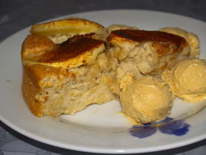 Gateau nadiash aux pommes avec glace caramel maison