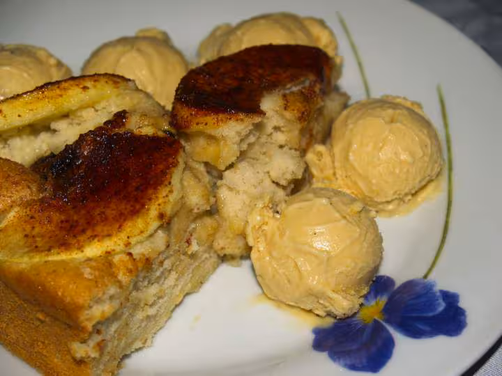 Gateau nadiash aux pommes avec glace caramel maison