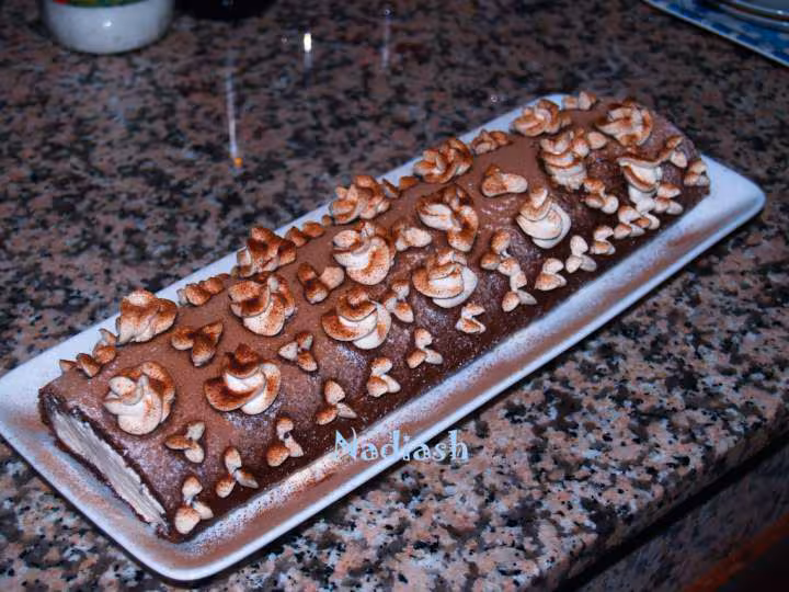 Gateau roule au chocolat fourre avec creme au fromage caramel