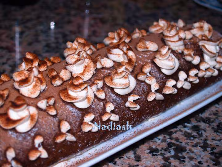 Gateau roule au chocolat fourre avec creme au fromage caramel