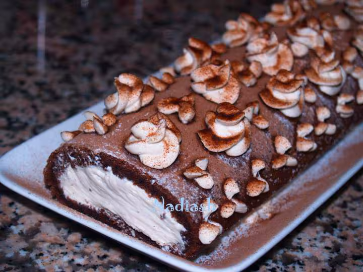 Gateau roule au chocolat fourre avec creme au fromage caramel