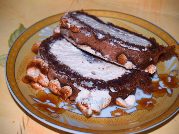 Gateau roule au chocolat fourre avec creme au fromage caramel