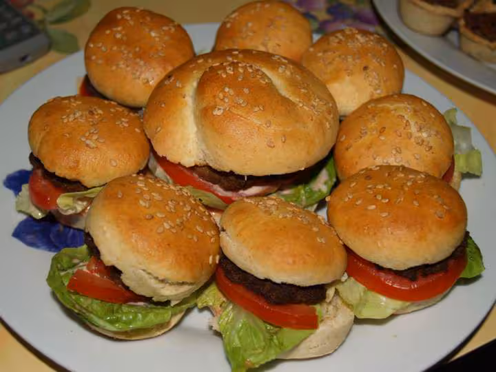 Mini hamburgers et 1 geant pour monsieur