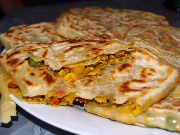 Msemens fourres a la viande hachee et legumes a la poele