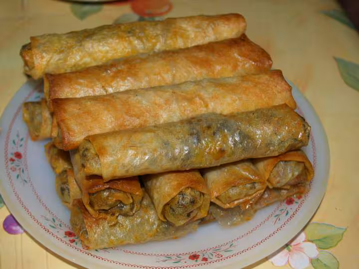 Nems a la viande hachee pdt petits pois poivron rouge et vermicelle