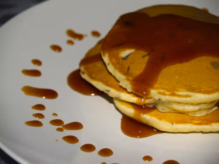 Pancake avec pepites de choco et sauce caramel