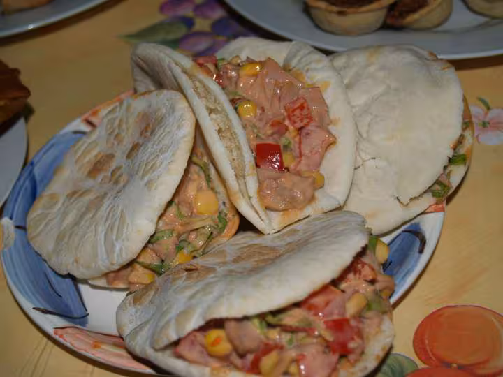 Pitas farcis au thon laitue tomate poivron mais