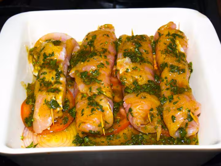 Roules de dinde au fromage sur un lit de legumes avant cuisson