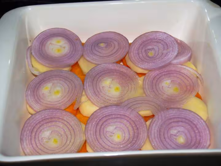 Roules de dinde au fromage sur un lit de legumes etapes