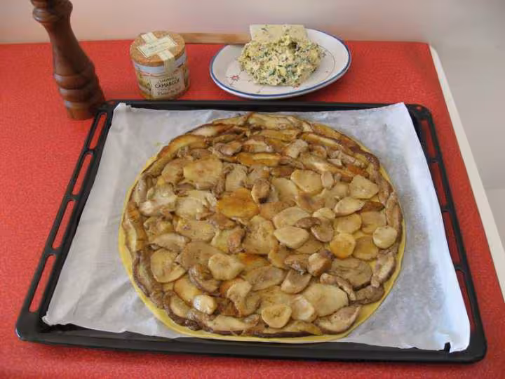 Tarte fine aux cepes avant cuisson
