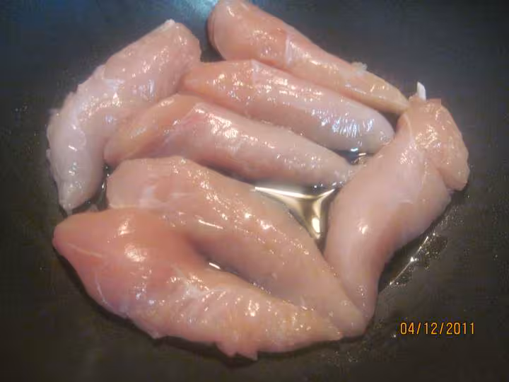 Aiguillettes de poulet a la sauce tomate basilic