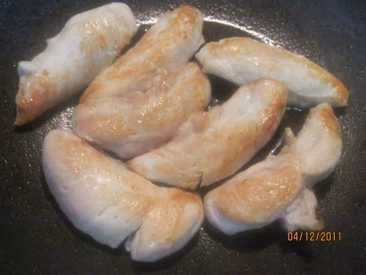 Aiguillettes de poulet a la sauce tomate basilic