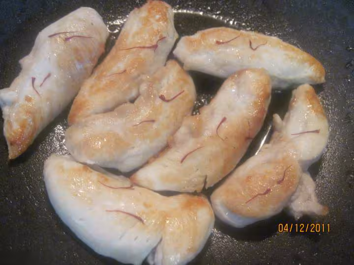 Aiguillettes de poulet a la sauce tomate basilic