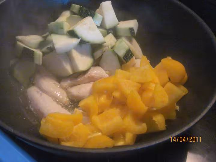 Aiguillettes de poulet en sauce legumes
