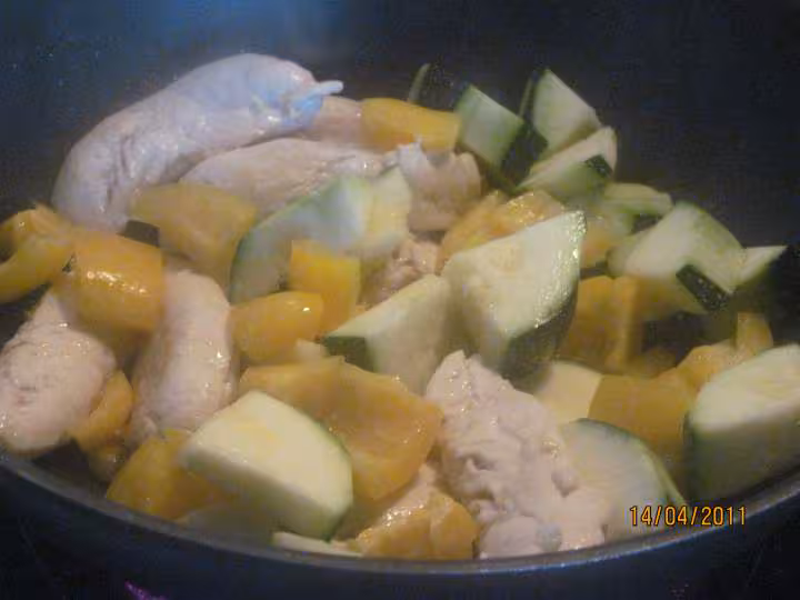 Aiguillettes de poulet en sauce legumes