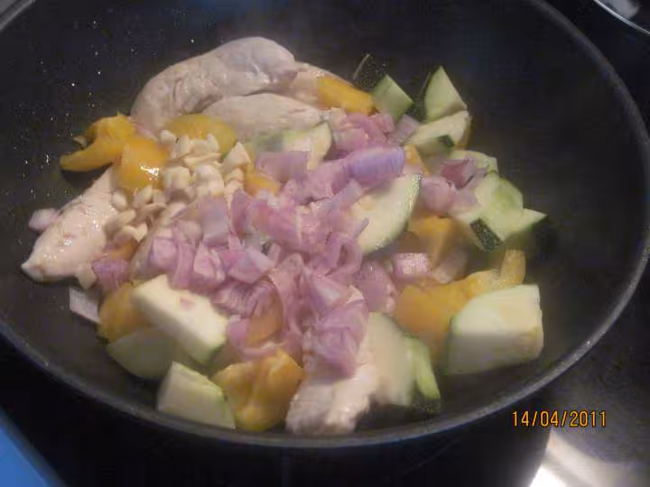 Aiguillettes de poulet en sauce legumes