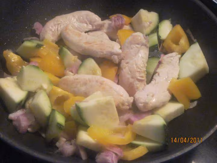 Aiguillettes de poulet en sauce legumes