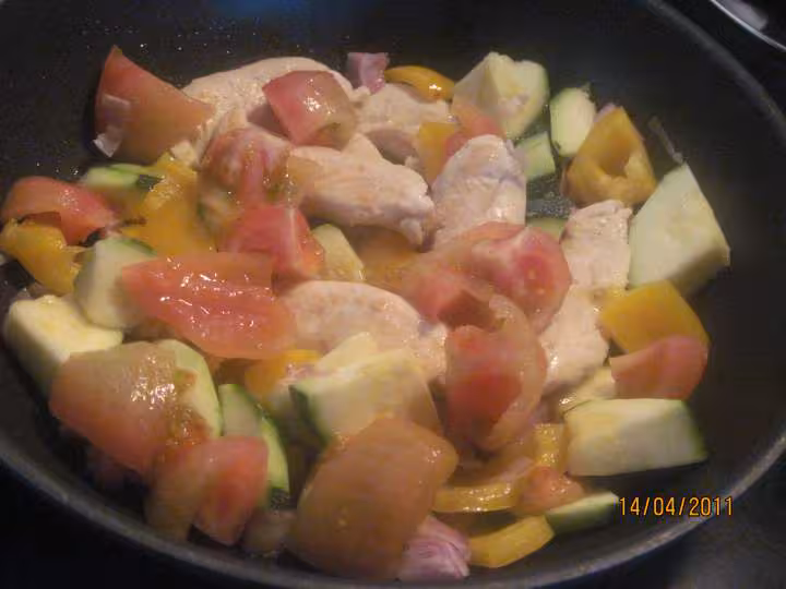 Aiguillettes de poulet en sauce legumes