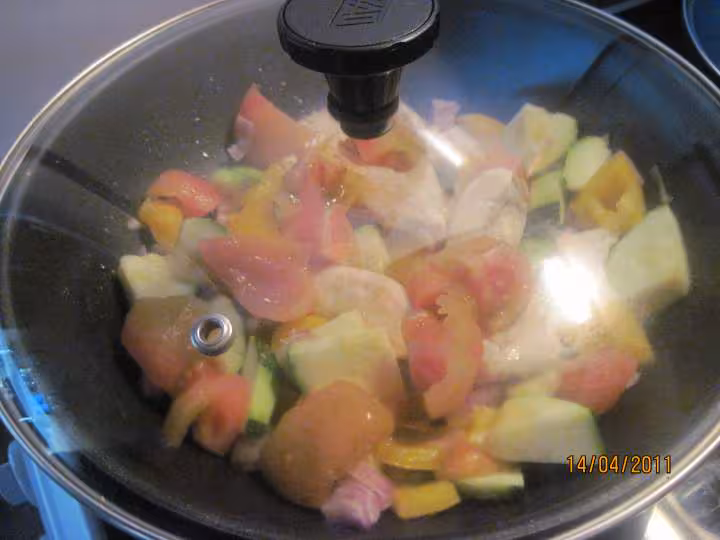 Aiguillettes de poulet en sauce legumes