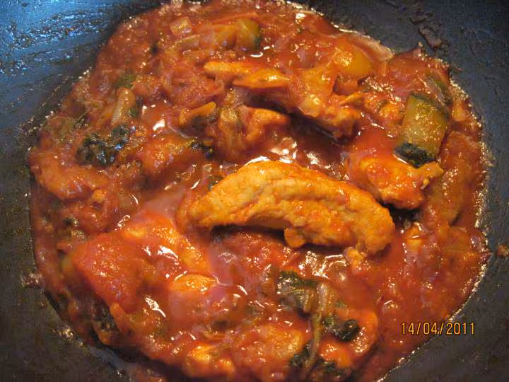 Aiguillettes de poulet en sauce legumes