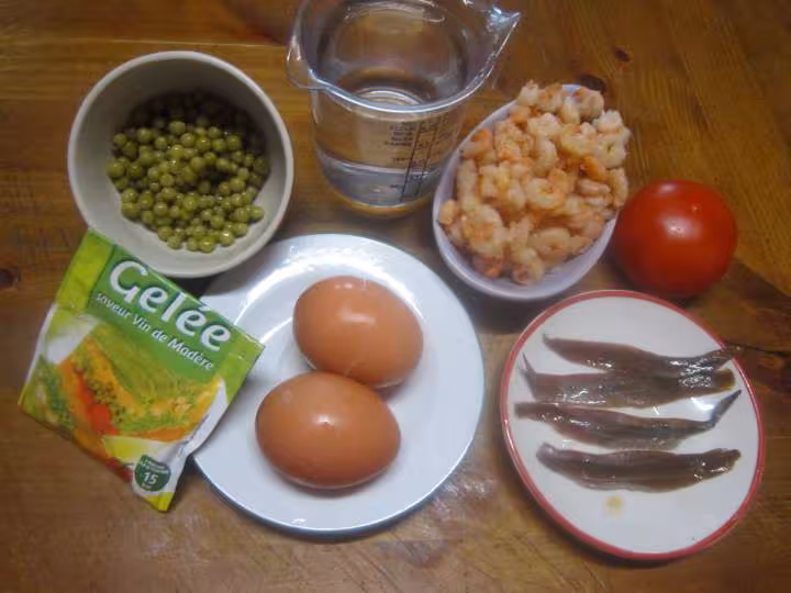 Anchois crevettes legumes oeuf en geles