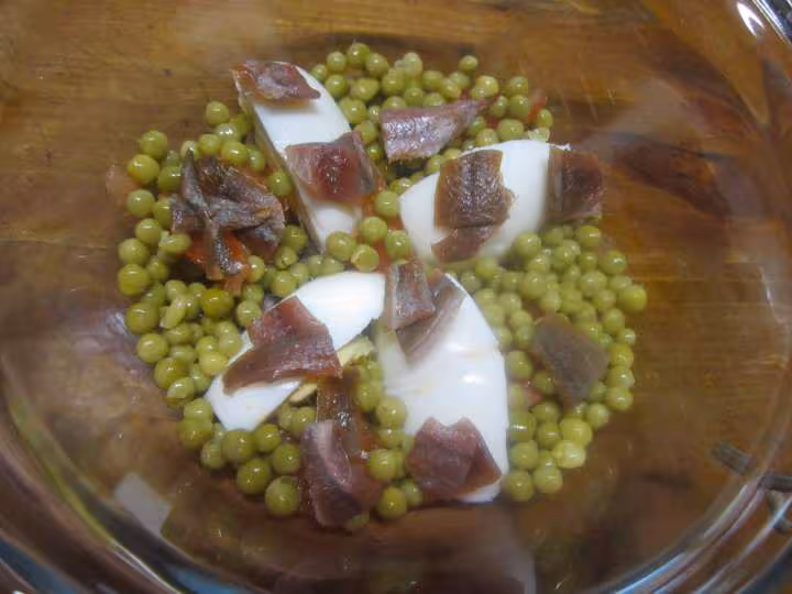 Anchois crevettes legumes oeuf en geles