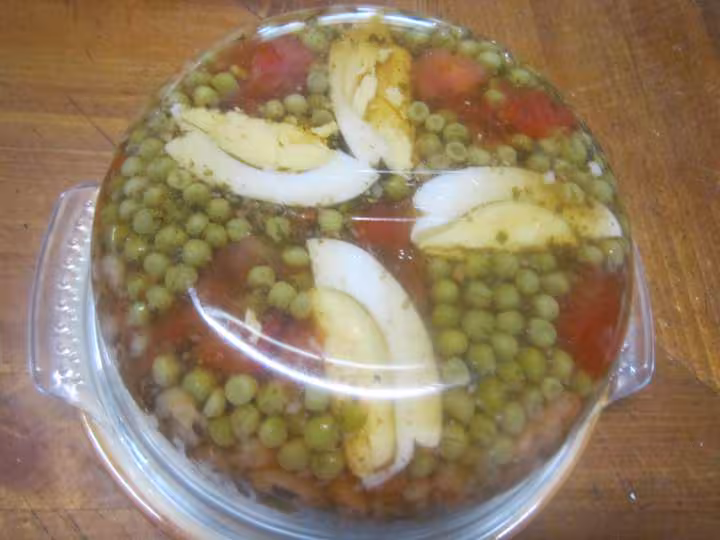 Anchois crevettes legumes oeuf en geles