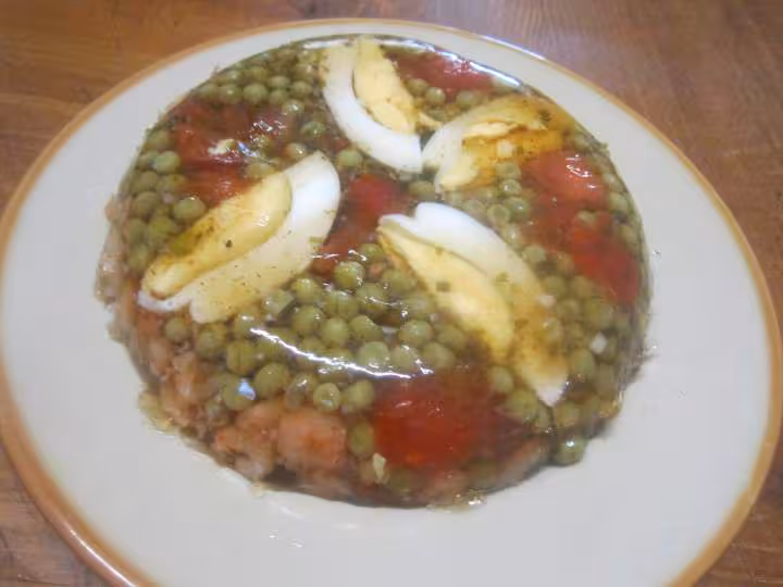 Anchois crevettes legumes oeuf en geles
