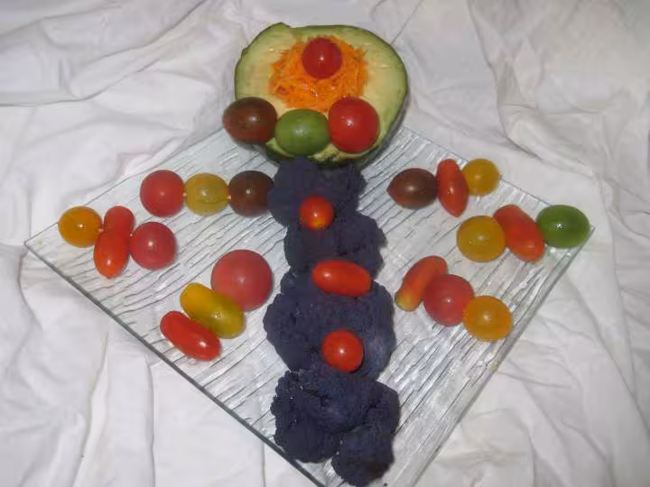 Assiette coloree d avocat et crudites a la mayonnaise