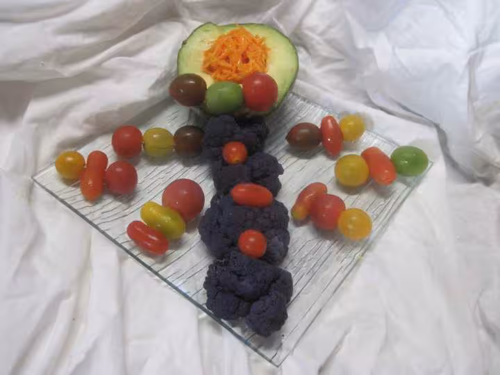 Assiette coloree d avocat et crudites a la mayonnaise