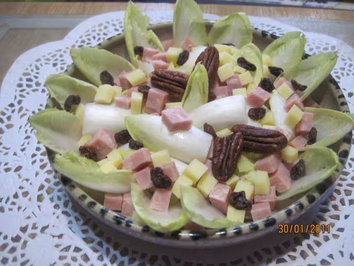 Assiette de endives aux des de jambon et gruyere