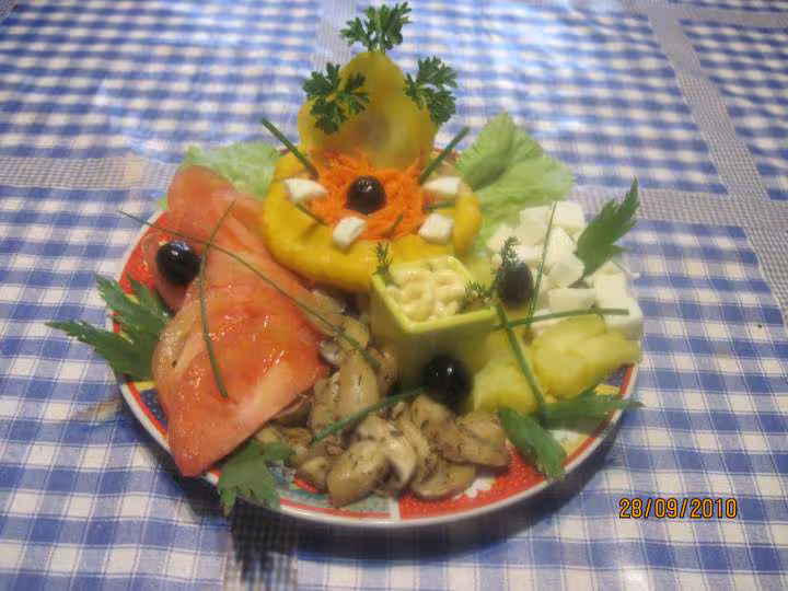 Assiettes de patissons aux crudites