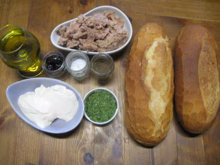 Baguettes garnies et omelette au thon