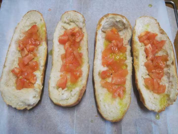 Baguettes garnies et omelette au thon