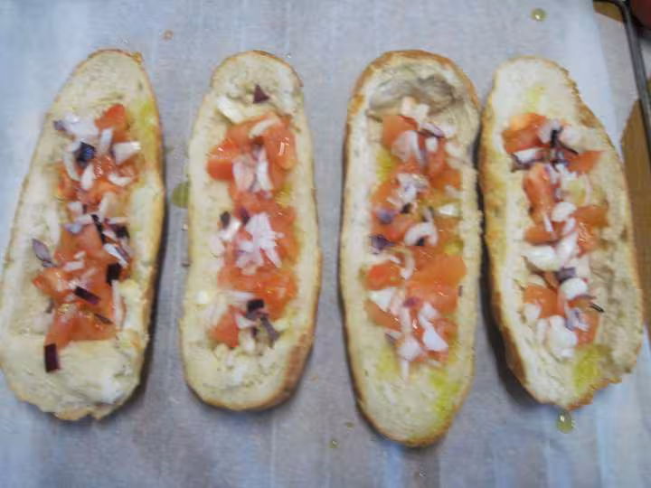 Baguettes garnies et omelette au thon