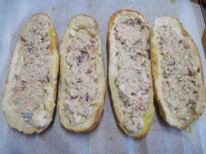 Baguettes garnies et omelette au thon