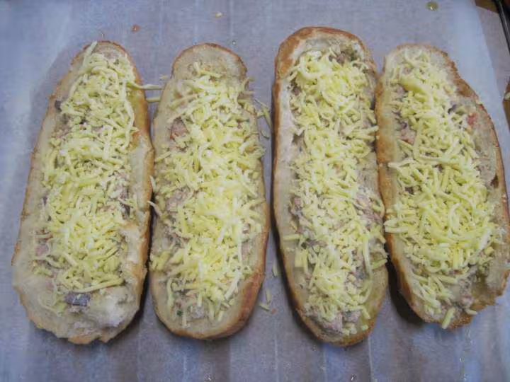 Baguettes garnies et omelette au thon
